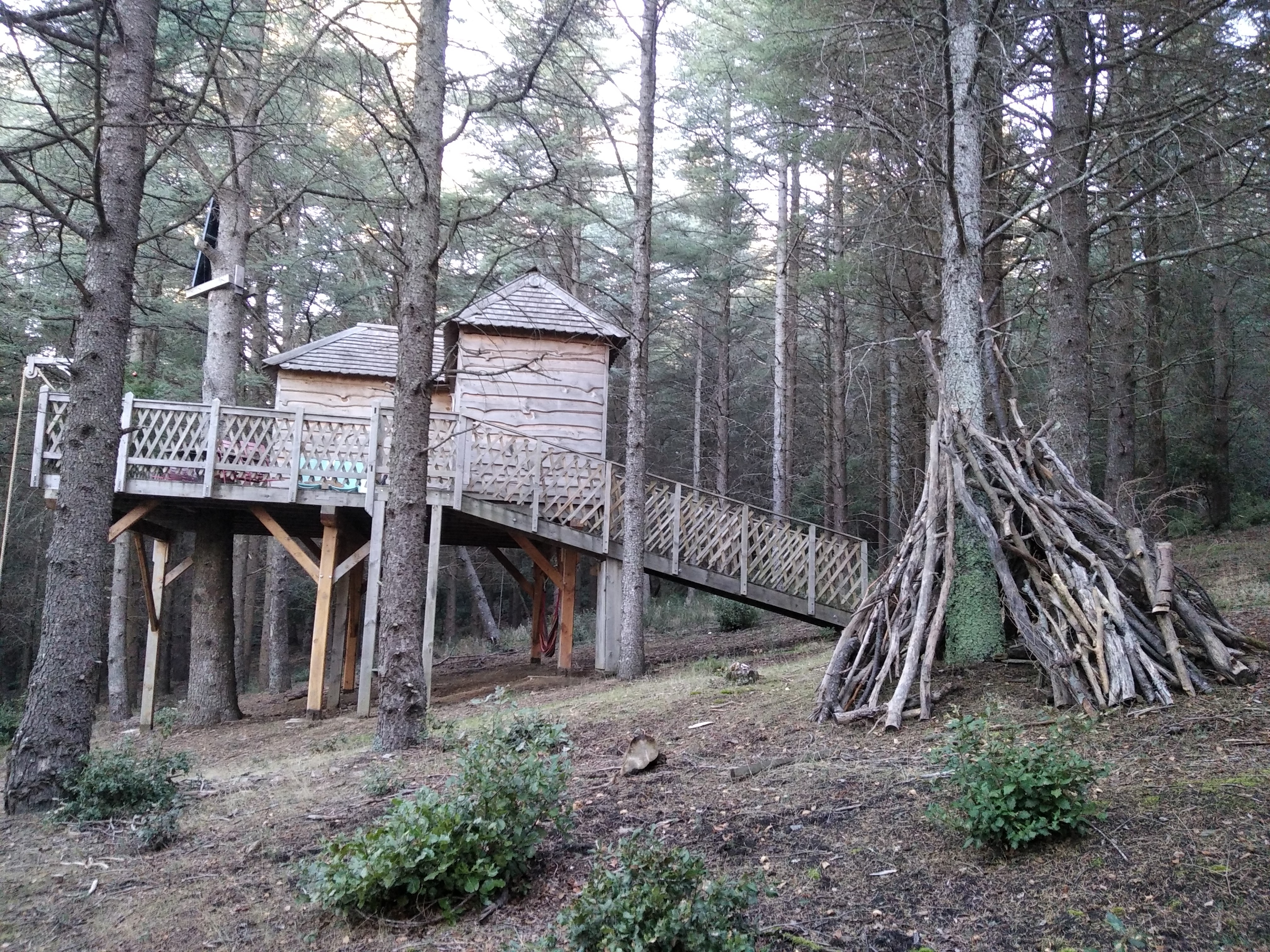 Cabane de droite, construite par les enfants